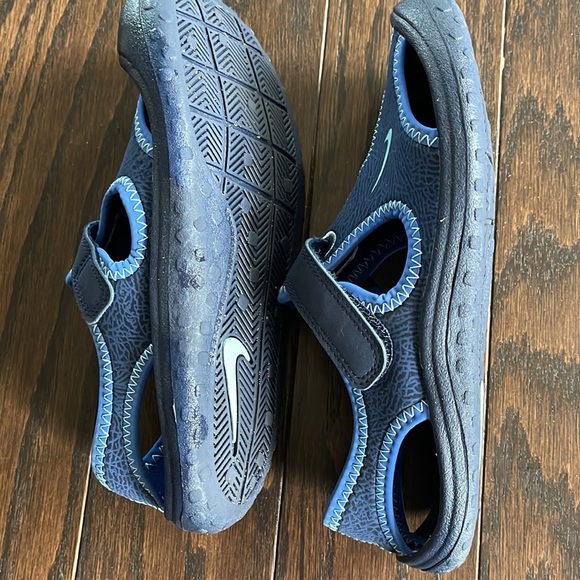 Nike - Picture 2 of 7